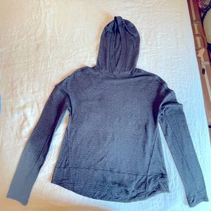 Lululemon women’s hooded workout top size small in gray.